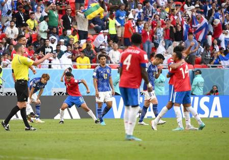 　コスタリカに敗れ、肩を落とす吉田（右から３人目）、守田（同５人目）ら日本代表（２７日）