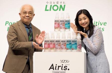 　「ＬＩＯＮ　経営戦略・新商品発表会」に出席した小堺一機（左）と関根麻里