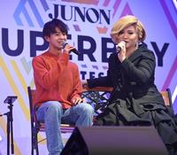 　ＩＫＫＯ（右）に告白パフォーマンスを披露する藤本洸大さん（撮影・高石航平）