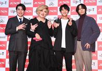 　フォトセッションに納まる（左から）平成ノブシコブシ・吉村崇、ＩＫＫＯ、藤本洸大さん、犬飼貴丈（撮影・高石航平）