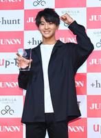 　グランプリを獲得しガッツポーズの藤本洸大さん（撮影・高石航平）