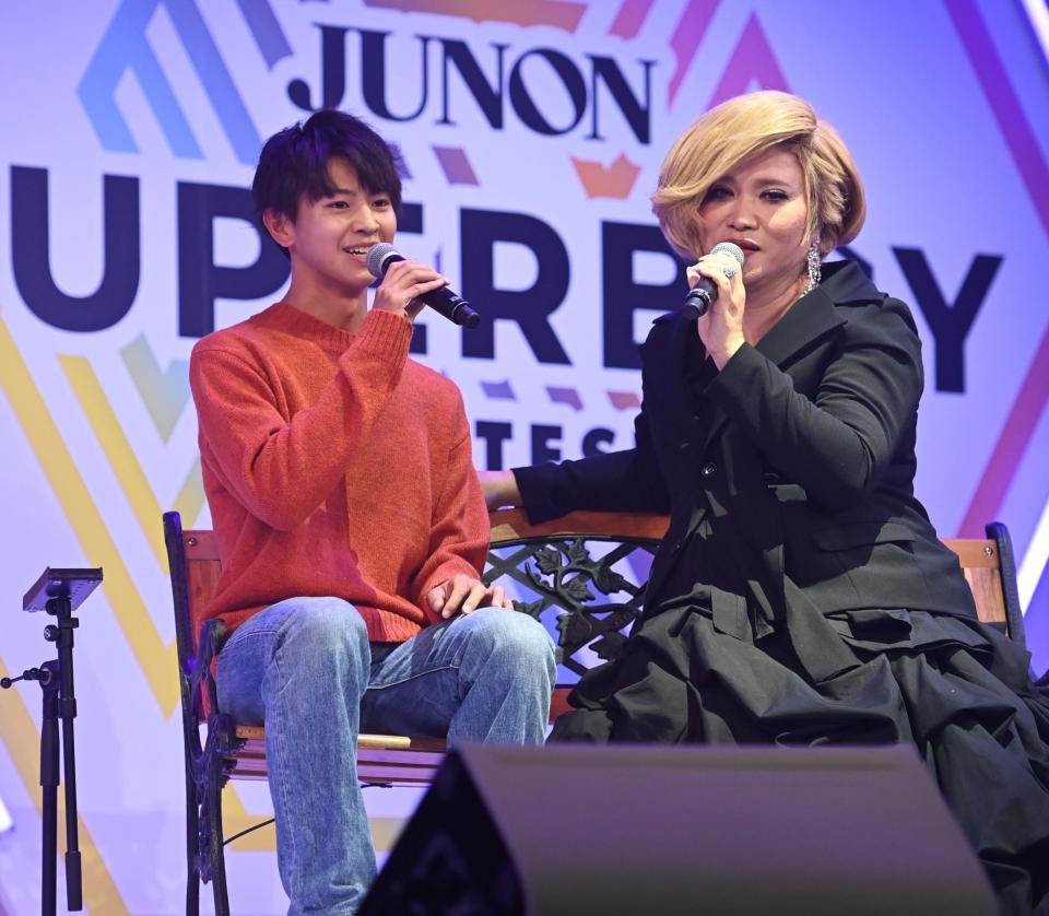 　ＩＫＫＯ（右）に告白パフォーマンスを披露する藤本洸大さん（撮影・高石航平）