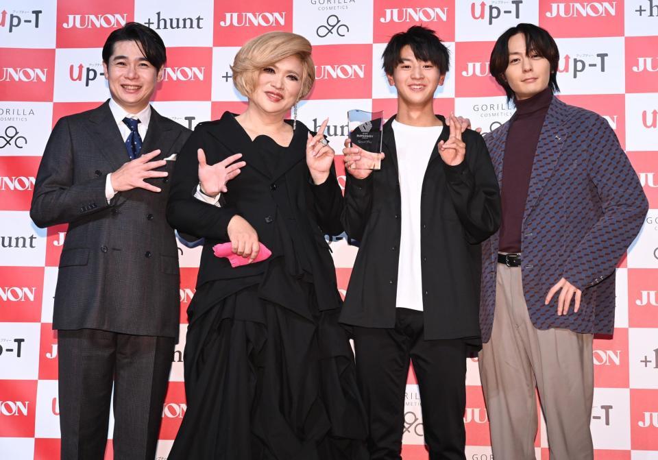 　フォトセッションに納まる（左から）平成ノブシコブシ・吉村崇、ＩＫＫＯ、藤本洸大さん、犬飼貴丈（撮影・高石航平）