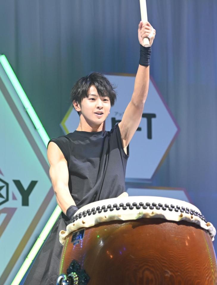 　和太鼓のパフォーマンスを披露する藤本洸大さん（撮影・高石航平）