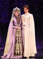 　星組新人公演「ディミトリ」に主演した天飛華音（右）とヒロインの藍羽ひより