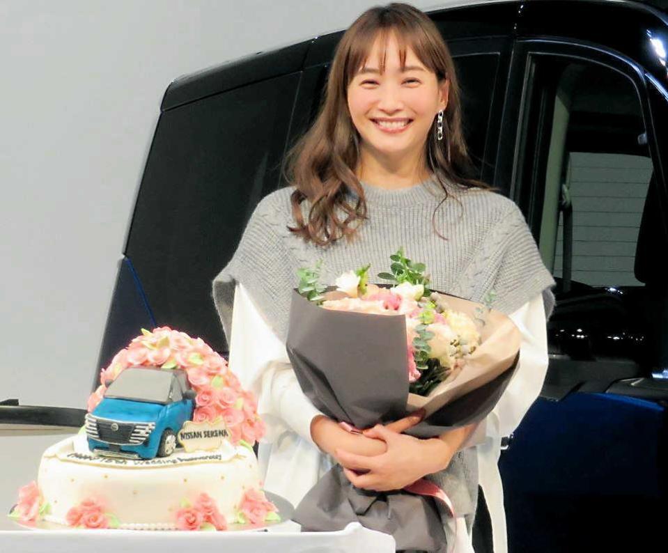 　ケーキで来年に迎える結婚１５周年を祝福された藤本美貴