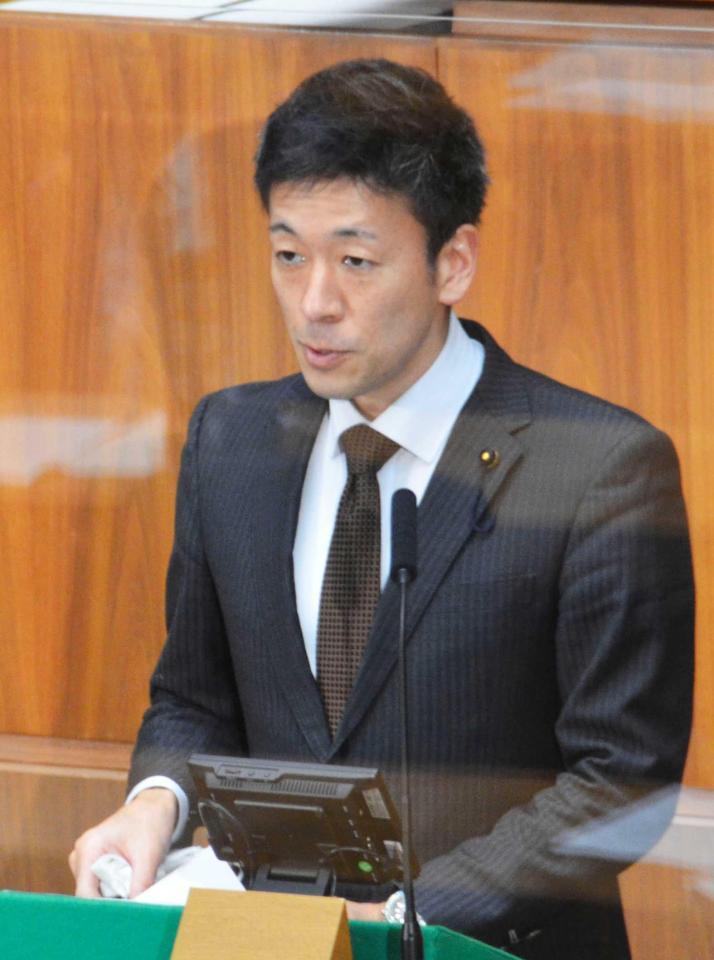 　質問する丸山容疑者