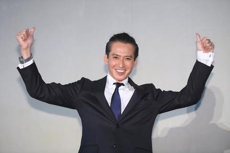 　フォトセッションでサムアップポーズを決める大沢樹生＝東京都北区王子の北とぴあドームホール（撮影・堀内翔）