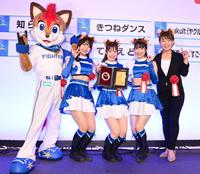 　「きつねダンス」で受賞した（左から）フレップ、ファイターズガールの辻菜穂子、濱野亜里沙、滝谷美夢、尾暮沙織さん（撮影・高石航平）