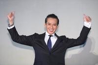 　フォトセッションでサムアップポーズを決める大沢樹生＝東京都北区王子の北とぴあドームホール（撮影・堀内翔）