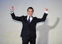 　フォトセッションでサムアップポーズを決める大沢樹生＝東京都北区王子の北とぴあドームホール（撮影・堀内翔）