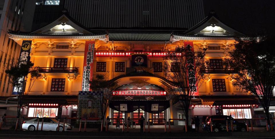 市川團十郎 歌舞伎座が市川家ゆかりの成田屋カラー柿色にライトアップ 大変ありがたいこと 芸能 デイリースポーツ Online