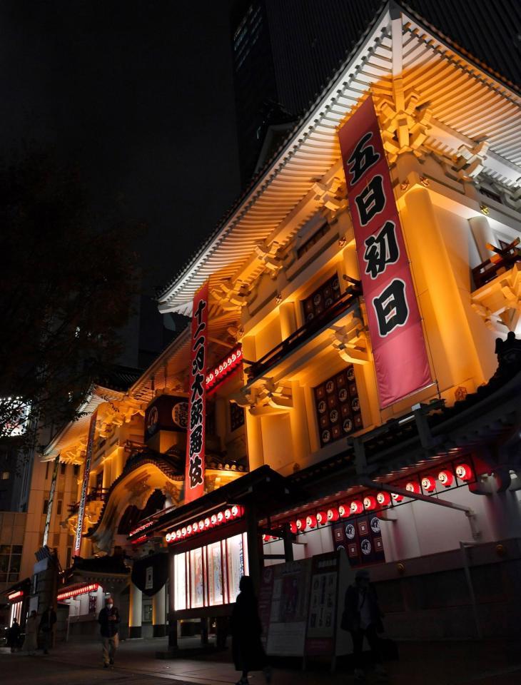 市川團十郎 歌舞伎座が市川家ゆかりの成田屋カラー柿色にライトアップ 大変ありがたいこと 芸能 デイリースポーツ Online