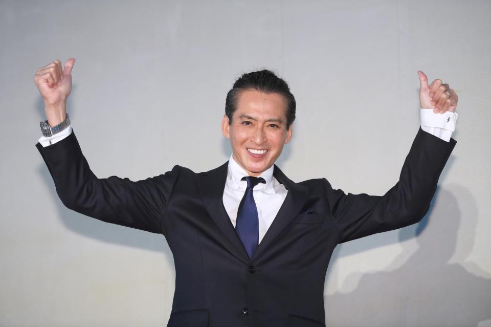 　フォトセッションでサムアップポーズを決める大沢樹生＝東京都北区王子の北とぴあドームホール（撮影・堀内翔）