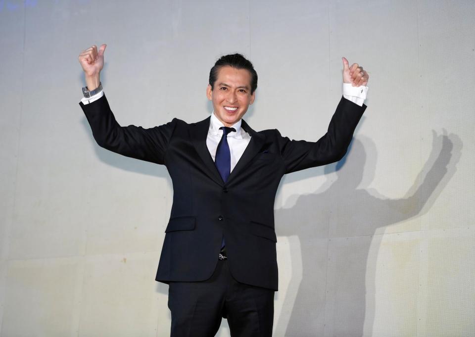 　フォトセッションでサムアップポーズを決める大沢樹生＝東京都北区王子の北とぴあドームホール（撮影・堀内翔）