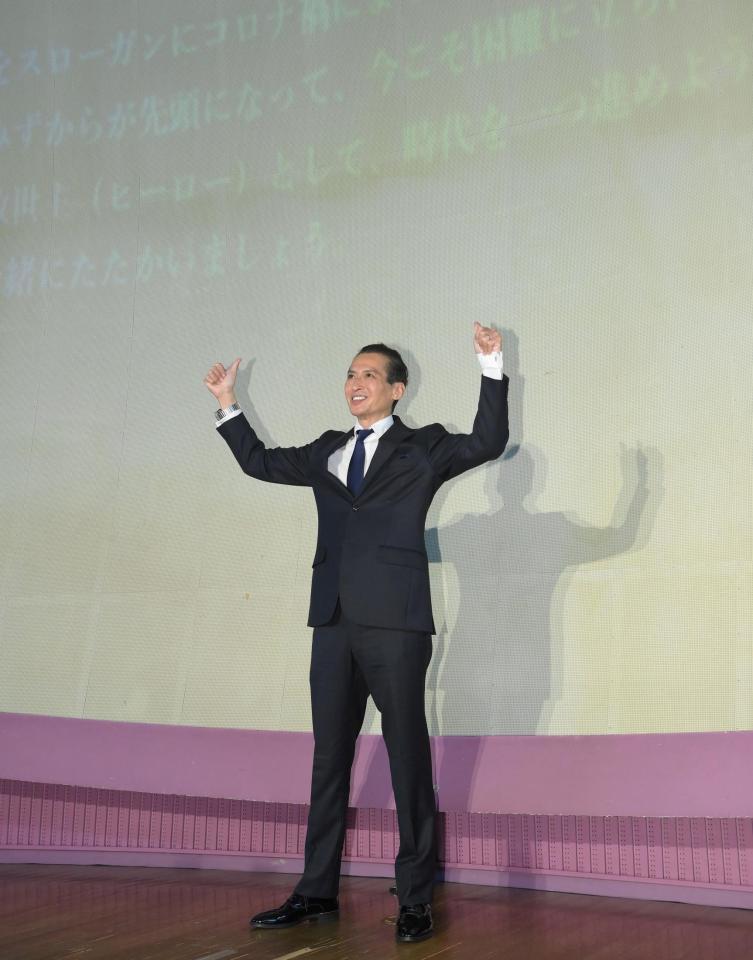 　フォトセッションでサムアップポーズを決める大沢樹生＝東京都北区王子の北とぴあドームホール（撮影・堀内翔）