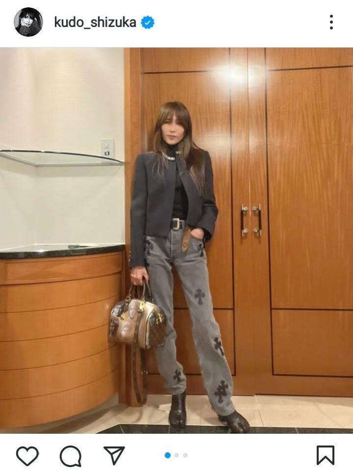 工藤静香 ヴィトンのジャケット＆バッグにデニム姿「超絶オシャレ」と