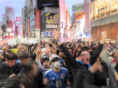 　サッカー日本代表の逆転勝利に沸くサポーターたち＝東京・渋谷のスクランブル交差点