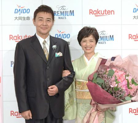 　パートナー・オブ・ザ・イヤー２０２１に選ばれた渡辺徹さん（左）と榊原郁恵＝２１年１１月