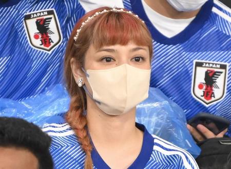 　応援する平愛梨（撮影・金田祐二）