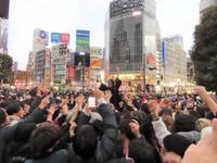 　サッカー日本代表の逆転勝利に沸くサポーターたち＝東京・渋谷のスクランブル交差点