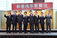 　笑顔で手を振る（左から）中村莟玉、中村隼人、坂東新悟、中村歌昇、尾上松也、坂東巳之助、中村種之助、中村橋之助＝東京會舘（撮影・西岡正）