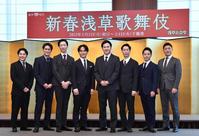 　笑顔を見せる（左から）中村莟玉、中村隼人、坂東新悟、中村歌昇、尾上松也、坂東巳之助、中村種之助、中村橋之助＝東京會舘（撮影・西岡正）