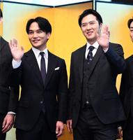 　中村歌昇（左）と並んで手を振る尾上松也＝東京會舘（撮影・西岡正）