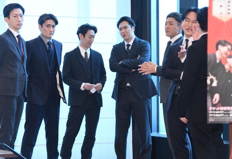 　和気あいあいと話す尾上松也（中央）＝東京會舘（撮影・西岡正）