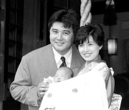 　長男裕太の宮参りで榊原郁恵（右）と笑顔を見せる渡辺徹さん＝１９８９年５月