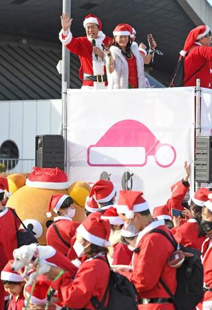 　スターターを務め参加者を笑顔で見送る大黒摩季（右）と中畑清氏（撮影・三好信也）