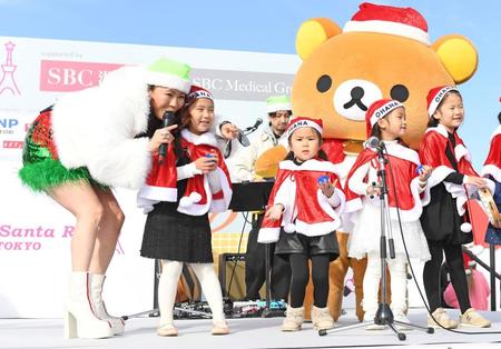 　子供たちとライブを盛り上げる大黒摩季（左）＝撮影・三好信也