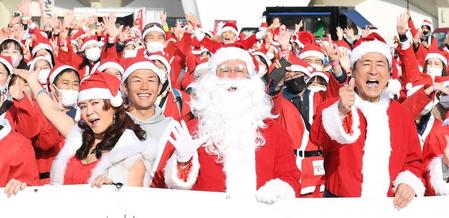 　サンタクロースの衣装で参加者と記念撮影する（左から）大黒摩季、マーク・パンサー、中畑清氏（撮影・三好信也）