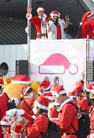 　スターターを務め参加者を笑顔で見送る大黒摩季（右）と中畑清氏（撮影・三好信也）