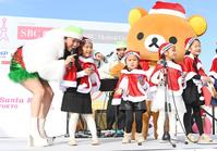 　子供たちとライブを盛り上げる大黒摩季（左）＝撮影・三好信也