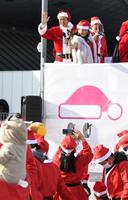 　スターターを務め参加者を笑顔で見送る大黒摩季（右）と中畑清氏（撮影・三好信也）