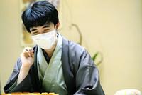 　竜王防衛を果たし、感想戦で笑顔を見せる藤井聡太竜王（代表撮影）