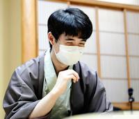 　竜王防衛を果たし、感想戦で笑顔を見せる藤井聡太竜王（代表撮影）