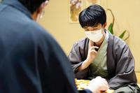 　感想戦で対局を振り返る藤井聡太竜王（代表撮影）
