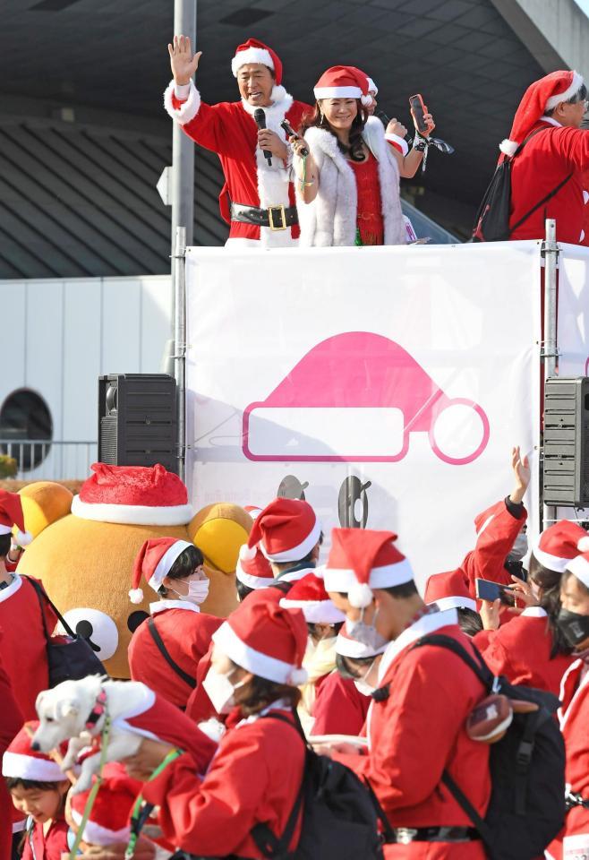 　スターターを務め参加者を笑顔で見送る大黒摩季（右）と中畑清氏（撮影・三好信也）