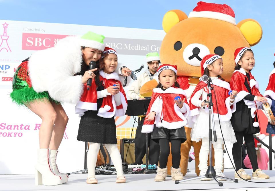 　子供たちとライブを盛り上げる大黒摩季（左）＝撮影・三好信也