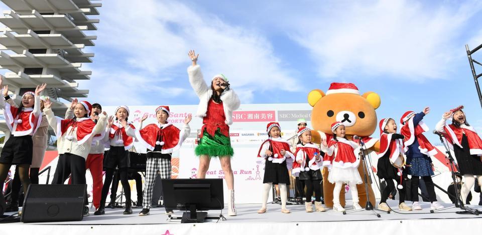 　子供たちと一緒にライブを盛り上げる大黒摩季（中）＝撮影・三好信也