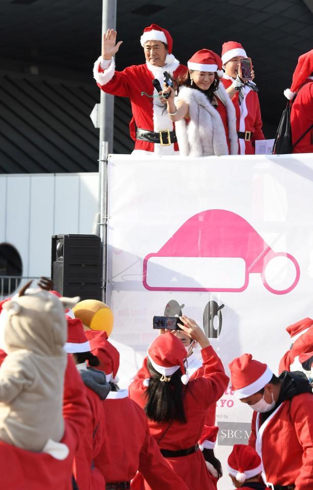 　スターターを務め参加者を笑顔で見送る大黒摩季（右）と中畑清氏（撮影・三好信也）