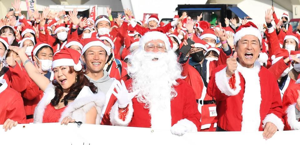 　サンタクロースの衣装で参加者と記念撮影する（左から）大黒摩季、マーク・パンサー、中畑清氏（撮影・三好信也）