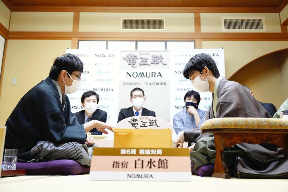 　感想戦で対局を振り返る藤井竜王（右）と広瀬八段（代表撮影）