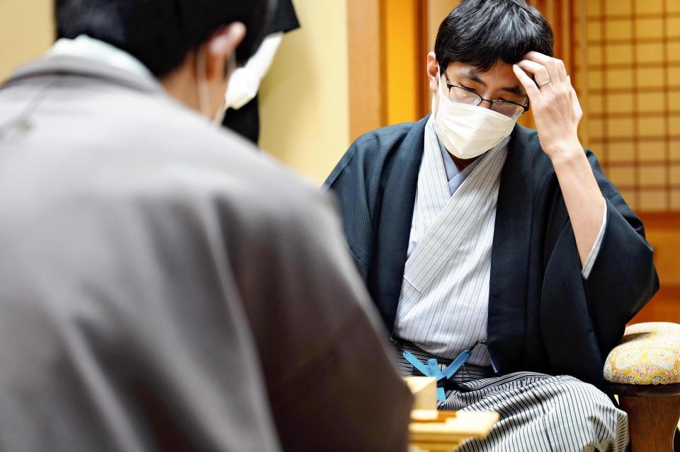 　感想戦で対局を振り返る広瀬章人八段（代表撮影）