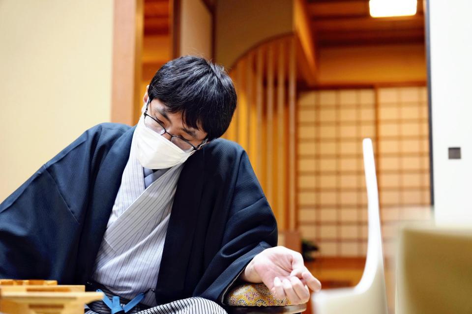 　感想戦で対局を振り返る広瀬章人八段（代表撮影）