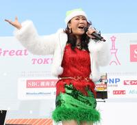 　ライブを盛り上げる大黒摩季（撮影・三好信也）