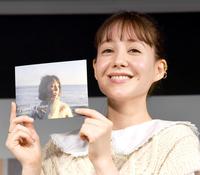 　初めてカレンダーを発売するトリンドル玲奈（撮影・佐々木彰尚）