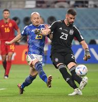 　後半、ＧＫのボールを奪いにいく前田大然（２日）